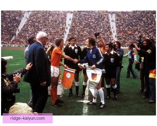 克鲁伊夫历史评价显示他对足球战术的深远影响与卓越贡献